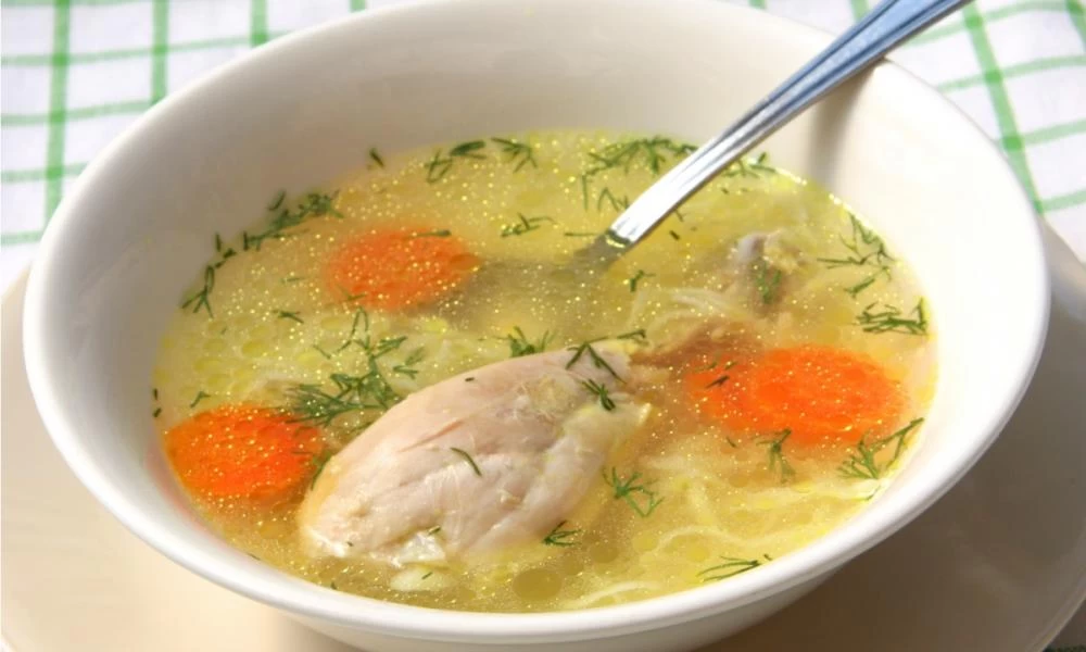 Να γιατί η κοτόσουπα βοηθάει στο κρυολόγημα